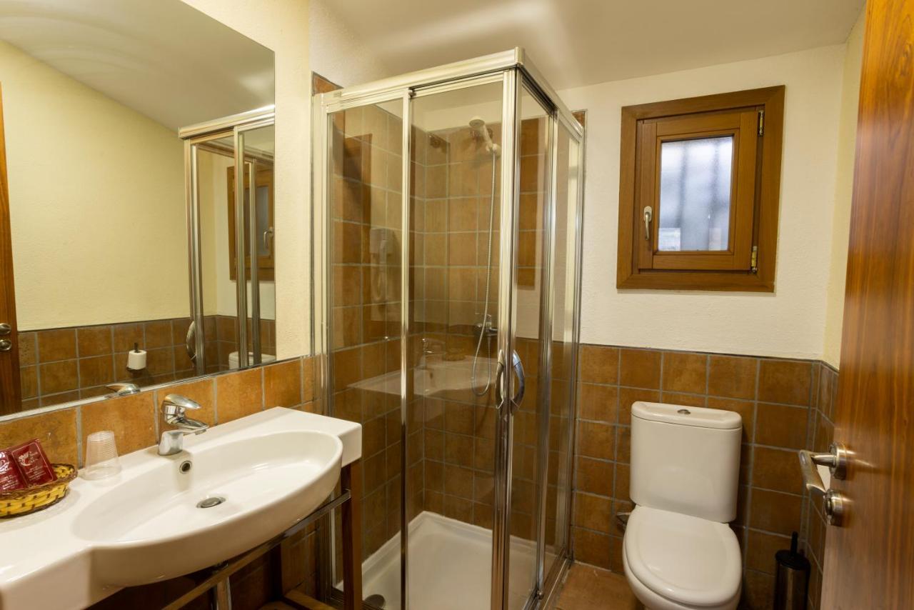 Hostal Les Roquetes Queralbs Eksteriør bilde